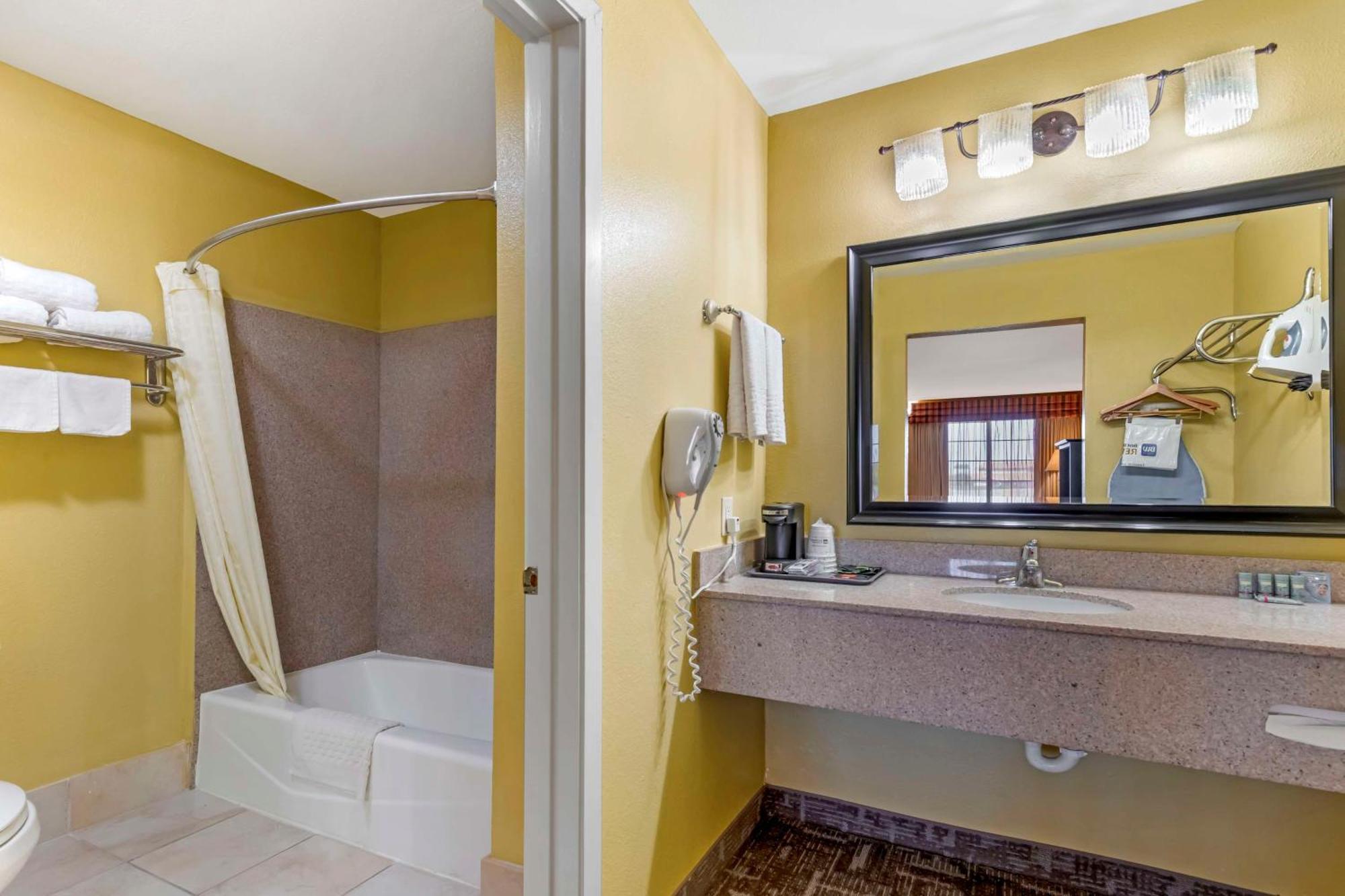 Best Western Executive Inn Hallettsville Extérieur photo